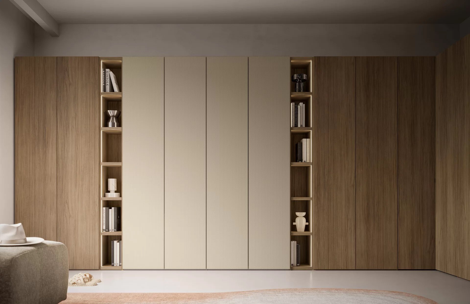 Kastenwand met houten zijdelen, open nissen met boeken en cremekleurige deuren in het midden