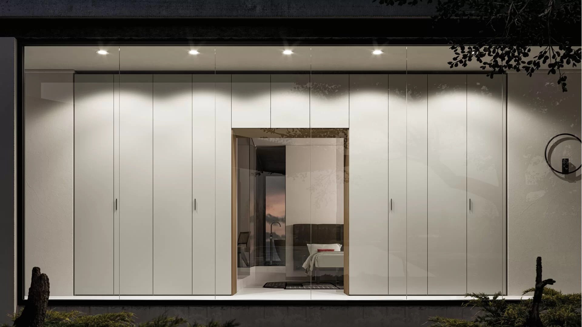 Witte kastenwand over de volle breedte met in het midden een omkaderde doorgang naar de slaapkamer