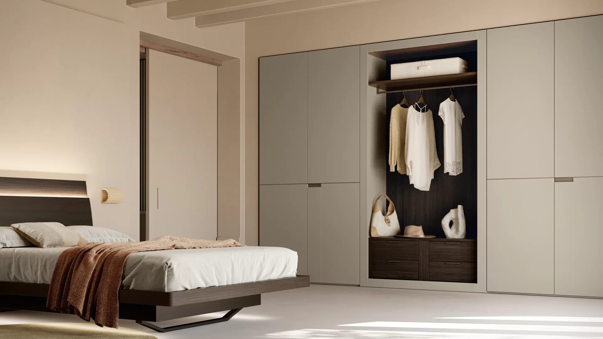 Schlafzimmer mit einer beigen Schrankwand und einem offenen Kleiderfach hinter dem Bett