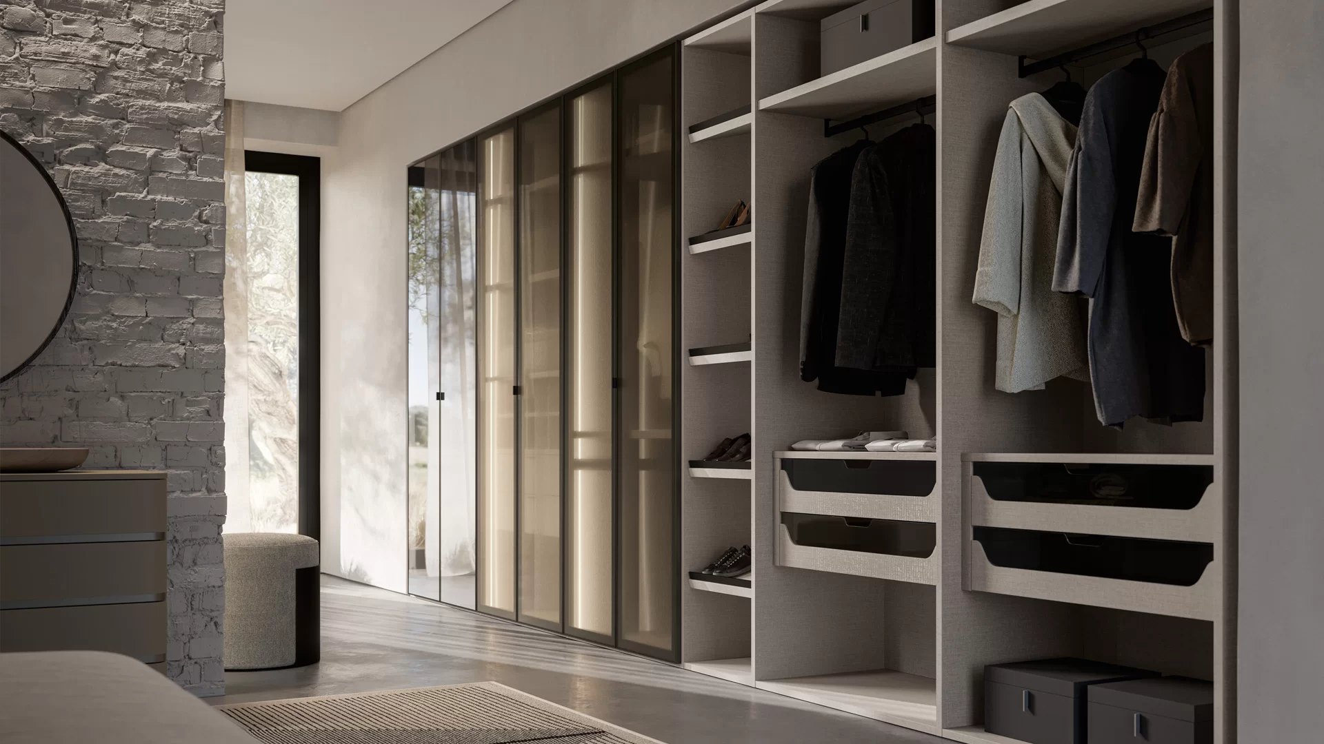 Ein offener begehbarer Kleiderschrank mit Bronzerahmen vor einer Natursteinwand.