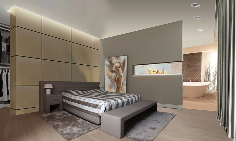 Een hotelkamer met een gecapitonneerde wand achter het bed, die als hoofdbord doorloopt.