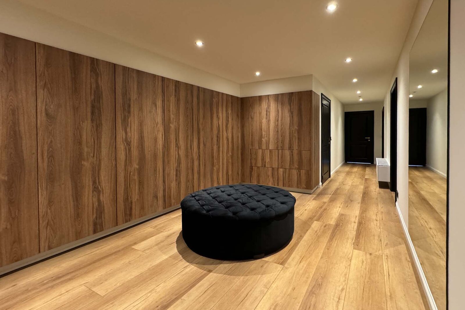 Derselbe Dachboden als Ankleidezimmer, mit Schränken in Eiche bis an die Schräge.