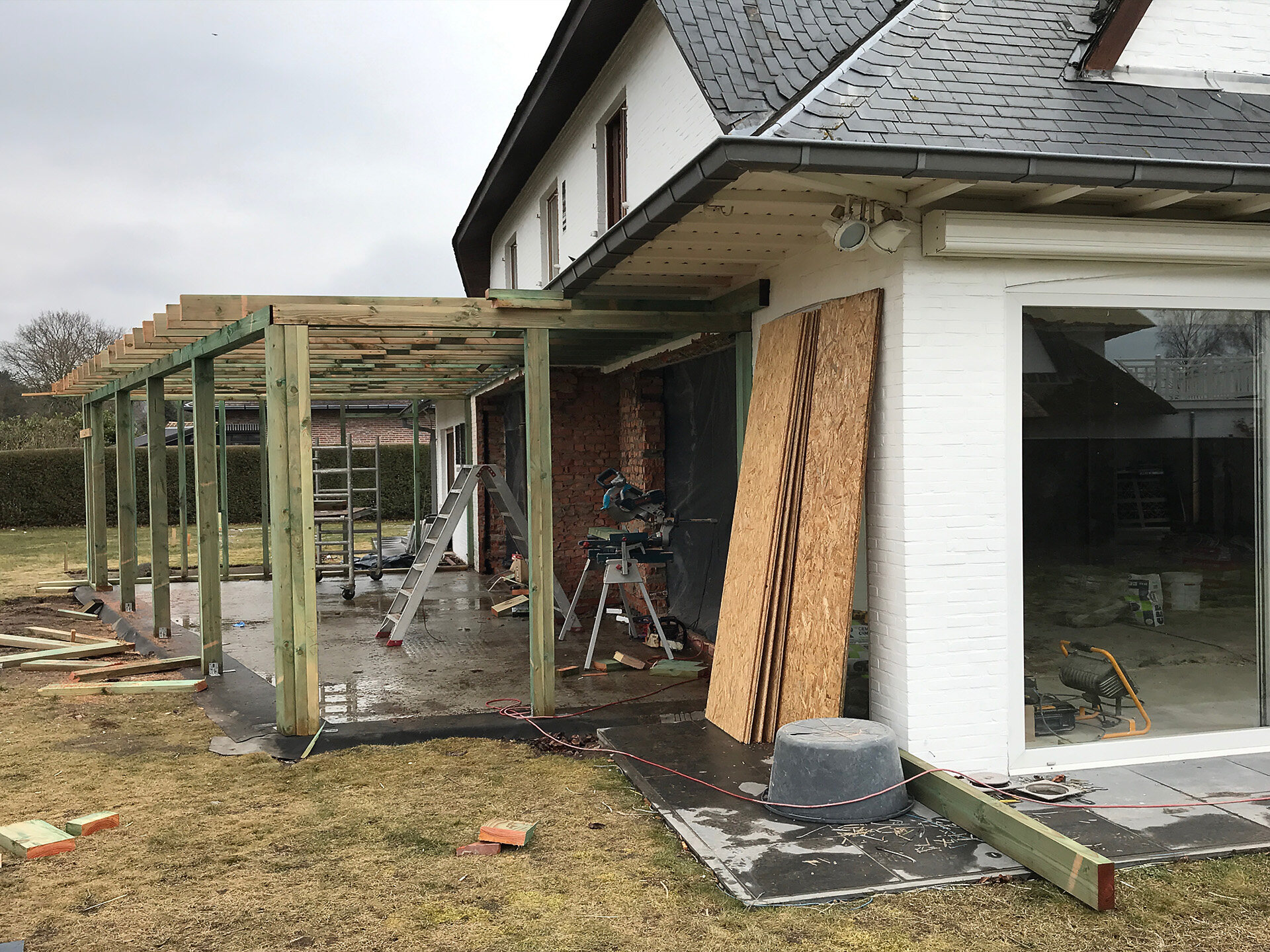 Die Holzkonstruktion eines Anbaus an der Fassade, noch ohne Verglasung.