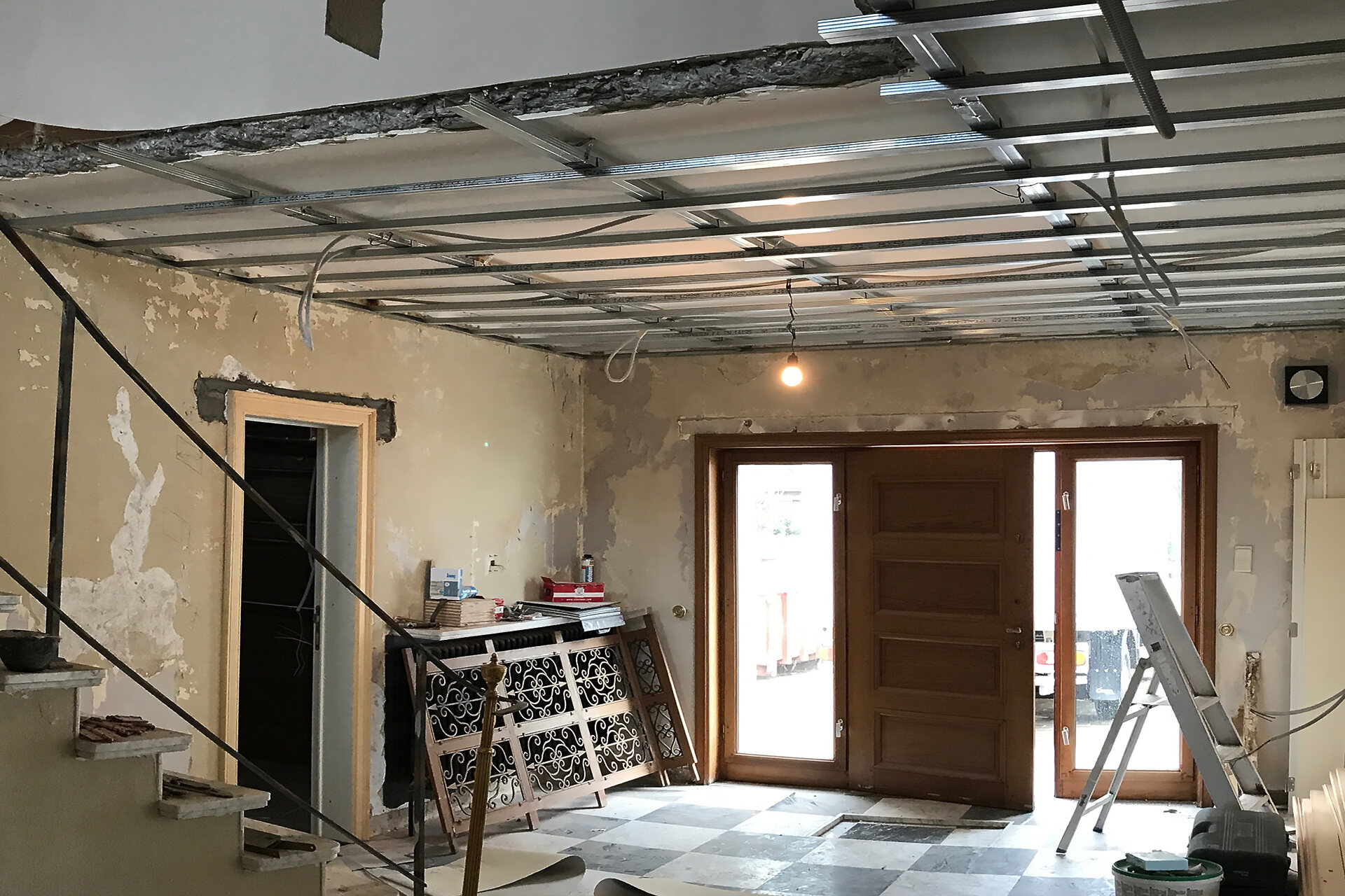 Ein entkerntes Wohnzimmer mit der neuen Deckenkonstruktion aus Stahl, während der Arbeiten.