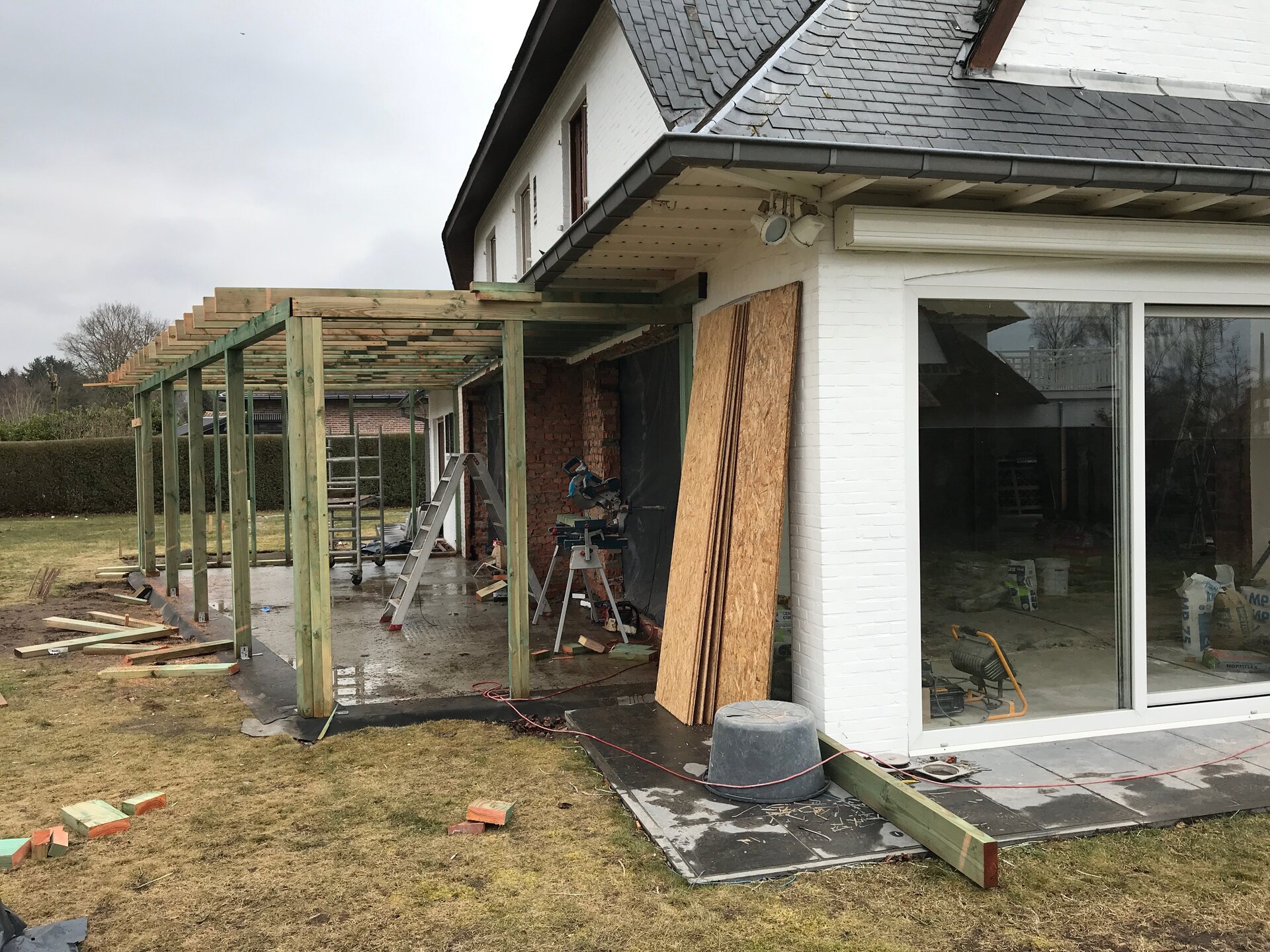 Das neue Fenster in der Konstruktion des Anbaus eingesetzt.