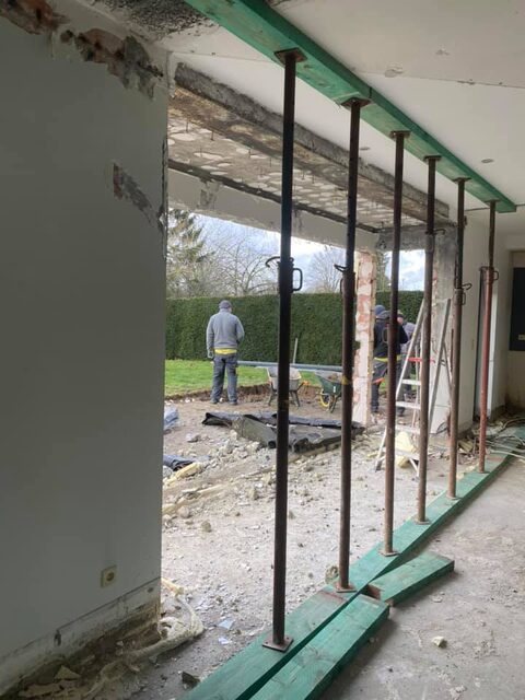 Eine Stahlkonstruktion, die in die Öffnung der Fassade gesetzt wird.