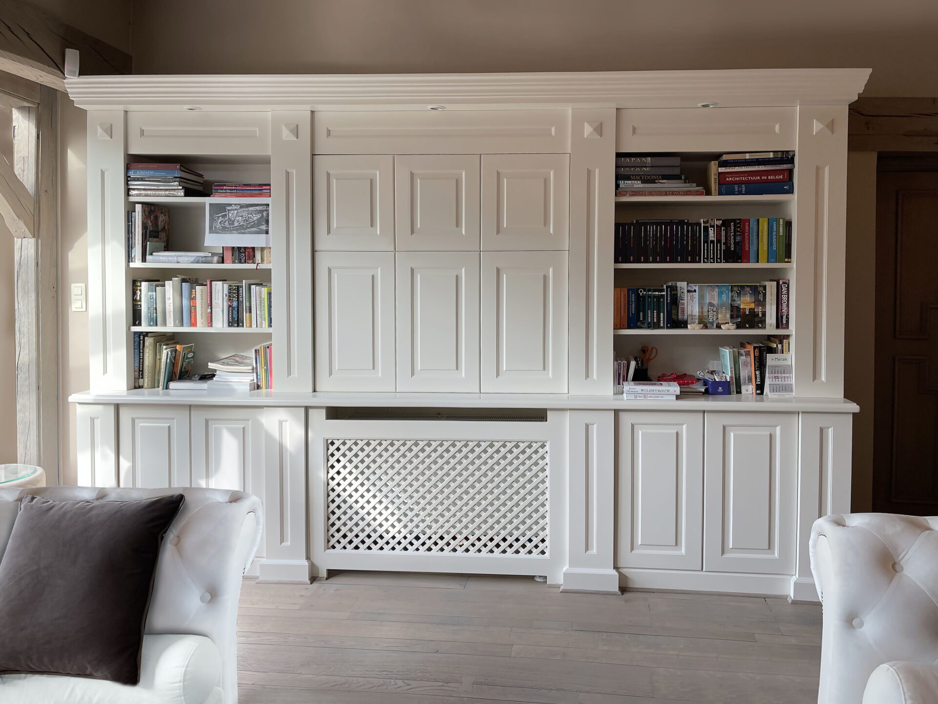 Built-in bookcase in Bornem