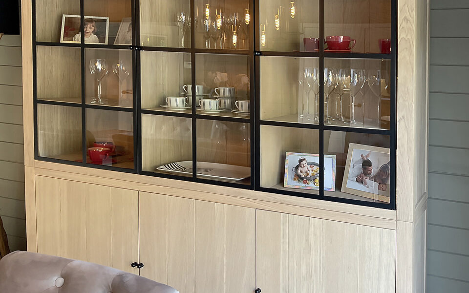 Vitrinekast met glasroeden en servies