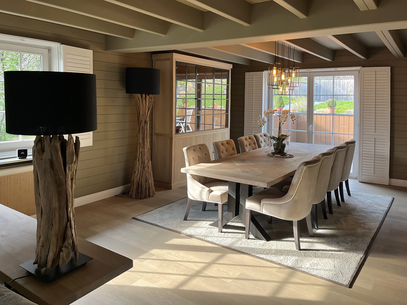 Cottage eetplaats met open kastwand