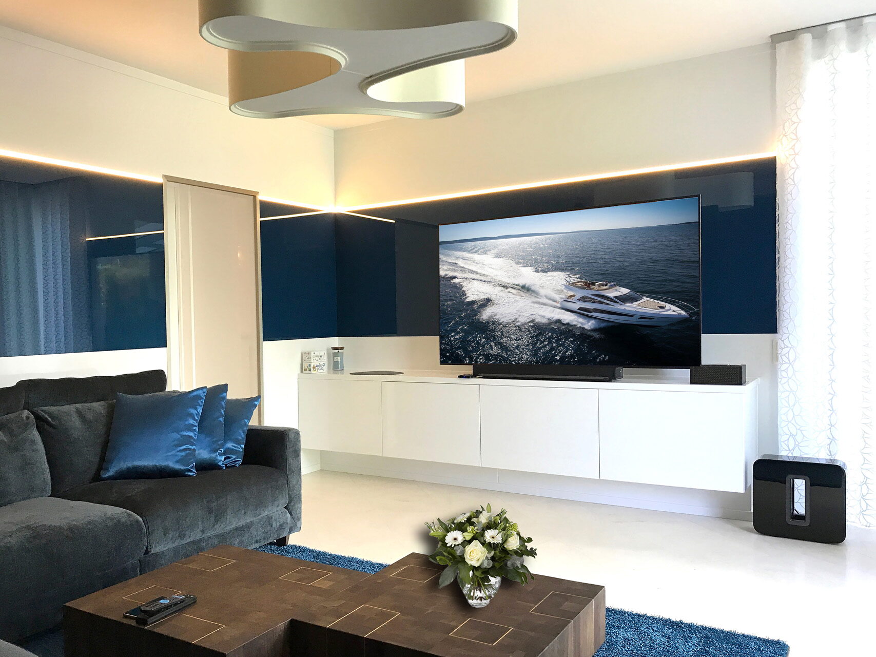 Modern salon met maatwerkkast